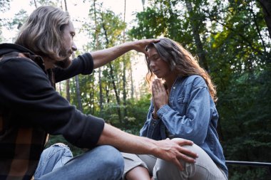 Lotus pozisyonunda oturan çift