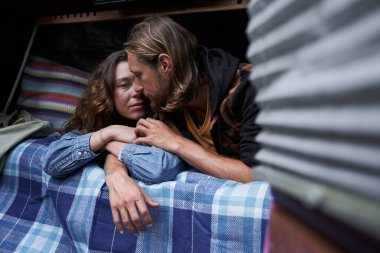 Sevgili erkeğini kucaklayan bir kadın