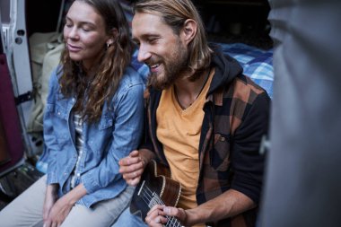 Ukulele gitar çalan adam.