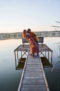 Adam kız arkadaşını yana yatırıyor.