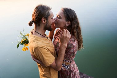 Rıhtımda ayakta duran çift