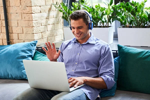 L'homme d'affaires est assis au coworking — Photo