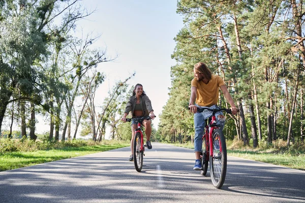 Par som går med cykel — Stockfoto