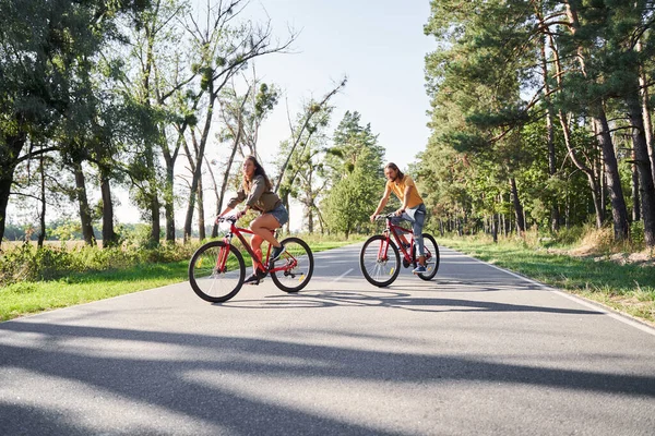 Man och kvinna rider cykeln — Stockfoto