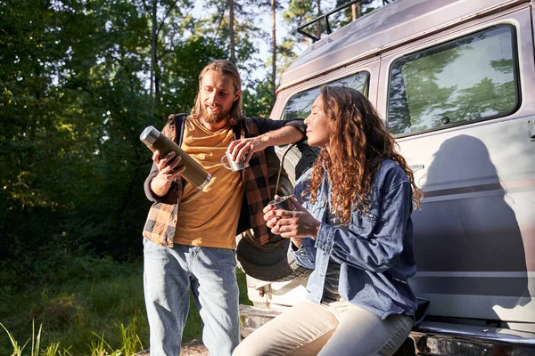 Uomo con thermos in mano — Foto Stock