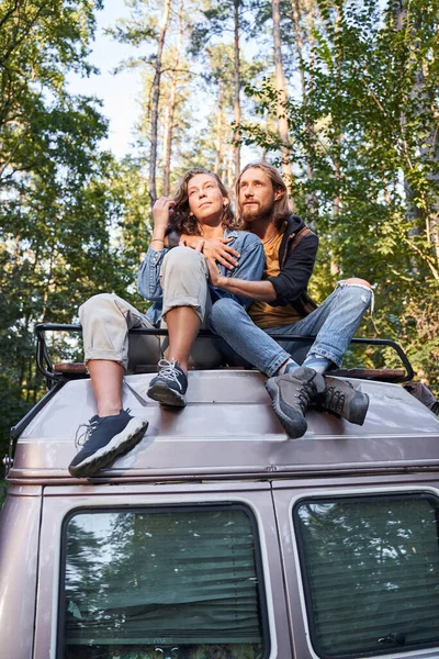 Pareja admirándose mutuamente —  Fotos de Stock