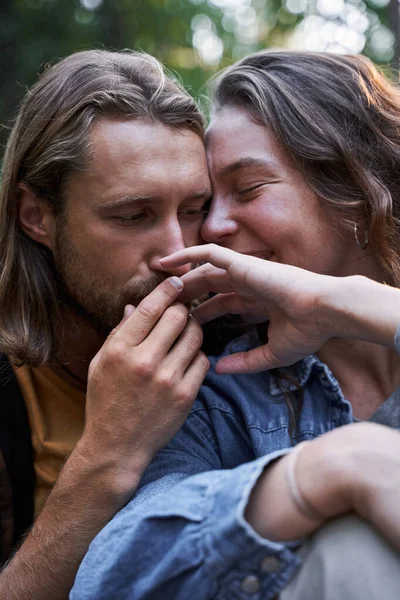 Homem beijando um dedo de sua namorada — Fotografia de Stock