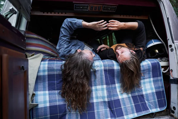 Casal olhando com amor um para o outro — Fotografia de Stock