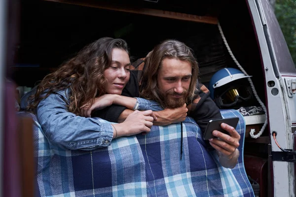 Casal olhando algo no telefone — Fotografia de Stock