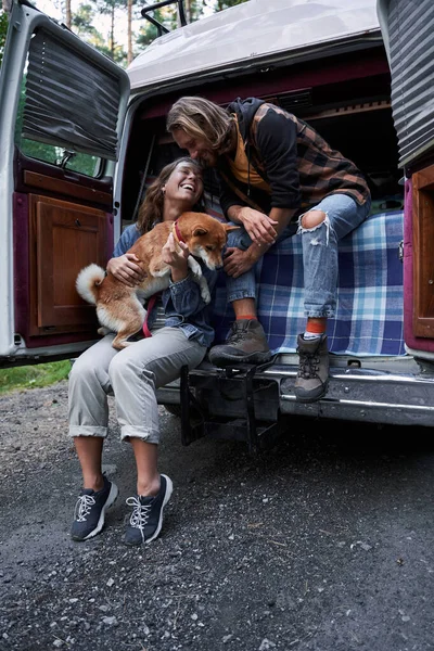 Paar zittend bij de kofferbak — Stockfoto