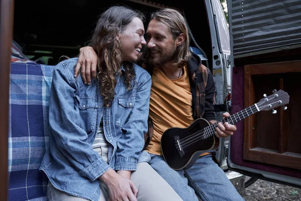 Man spelar gitarr för sin kvinna — Stockfoto