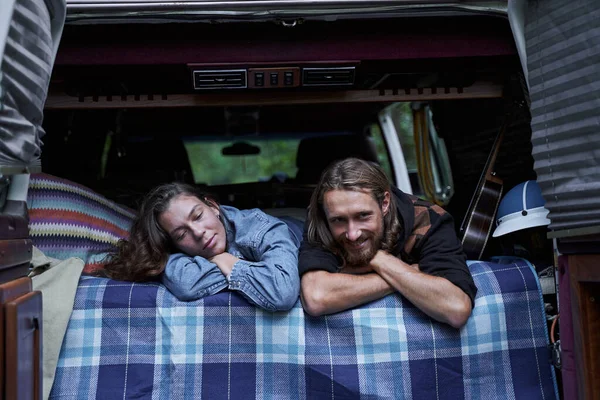 Couple lying on their stomachs — Stock Photo, Image