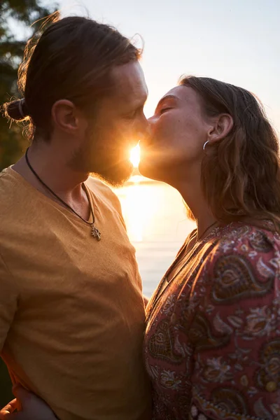 Casal juntos admirando o pôr do sol — Fotografia de Stock