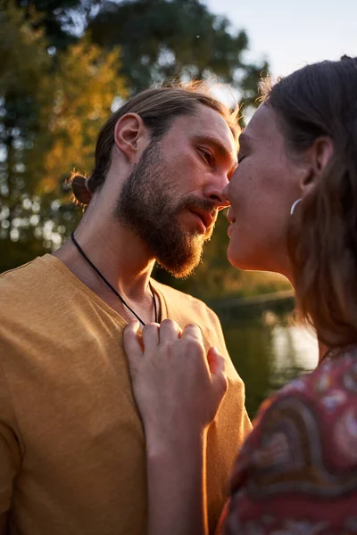 Casal abraçando e olhando um para o outro — Fotografia de Stock