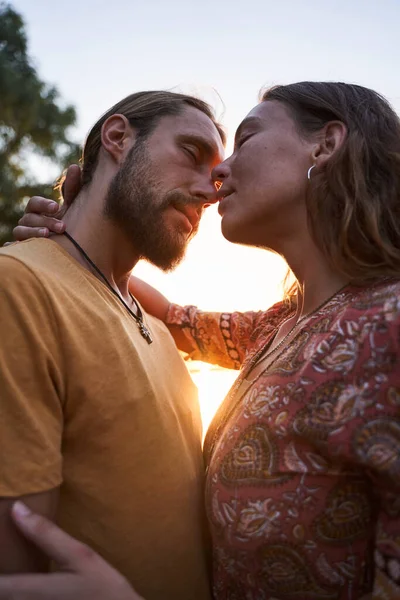 Mulher olhando para um seu homem — Fotografia de Stock