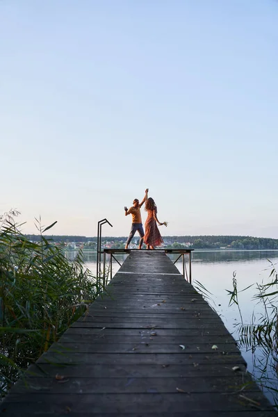 Paar dansen bij zonsondergang — Stockfoto