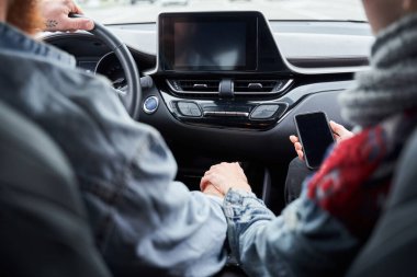 El ele tutuşan çift