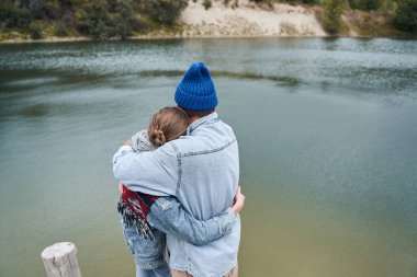 Adam sevgilisine sarılıyor.