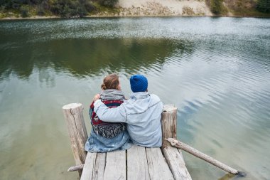 Çift temiz havada dinleniyor.