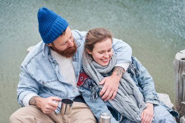 Çift temiz havada dinleniyor.