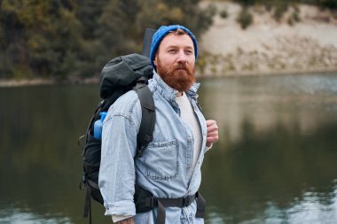 Ahşap iskelede duran adam