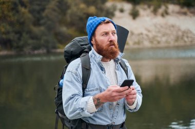 Sırt çantalı adam nereye gideceğini düşünüyor.