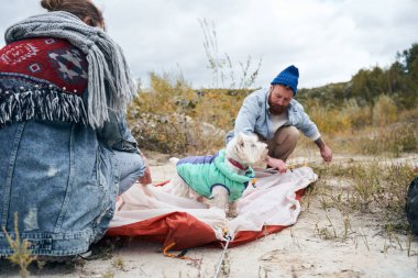 Karı koca dışarıda kamp yapmak için çadır kuruyor. Aileler çadırda eğlenir. Takım elbiseli komik köpek yavrusu sahiplerinin çadır kurmasını engelliyor.