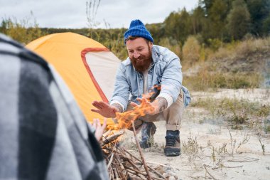 Erkek, kız arkadaşıyla iletişim kuruyor.