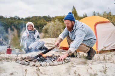 Erkek ve kadın ormanda dinleniyor.