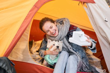Kadın köpeğiyle selfie çekiyor.