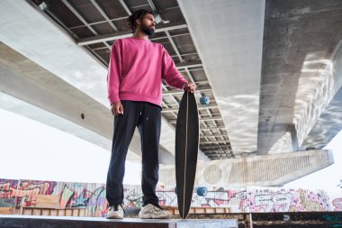 Kaykaylı bir kaykaycı.