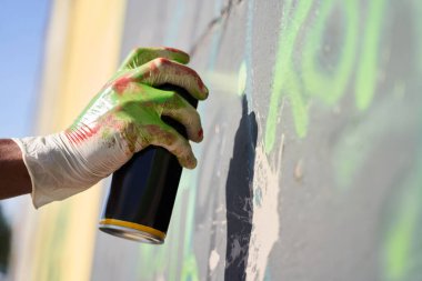 Spreyleri tutan adam