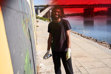 Çizmeye hazırlanan adam