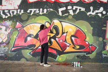 Adam spreyle boya yapıyor.