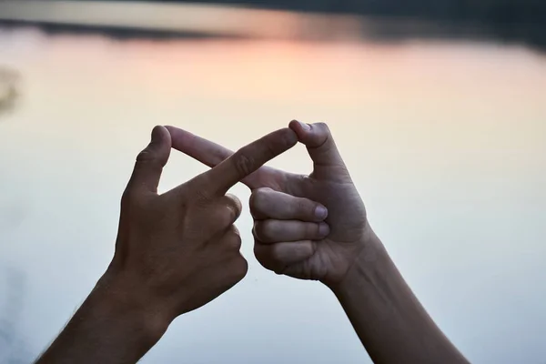 Pareja haciendo infinito símbolo — Foto de Stock