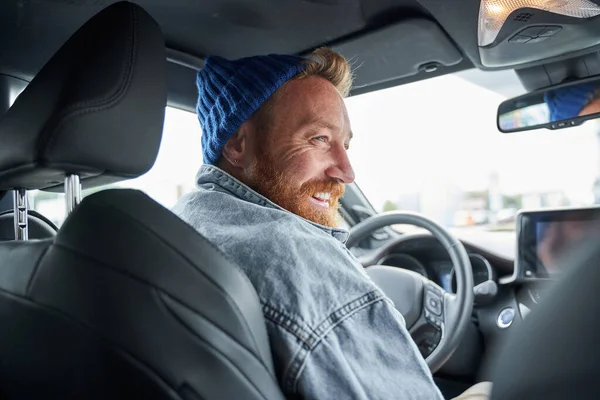 Mann fährt Auto — Stockfoto