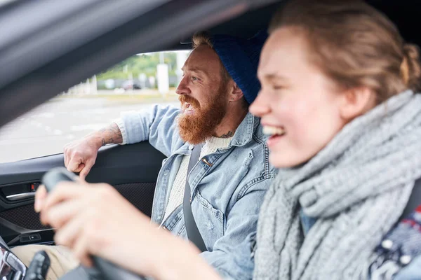 Paar genießt Roadtrip — Stockfoto