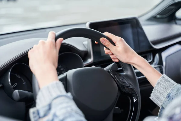 Frau fährt Auto — Stockfoto