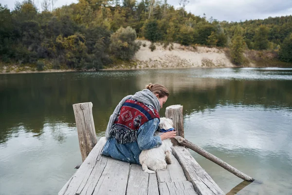 Женщина, любовавшаяся природой со своей собакой — стоковое фото