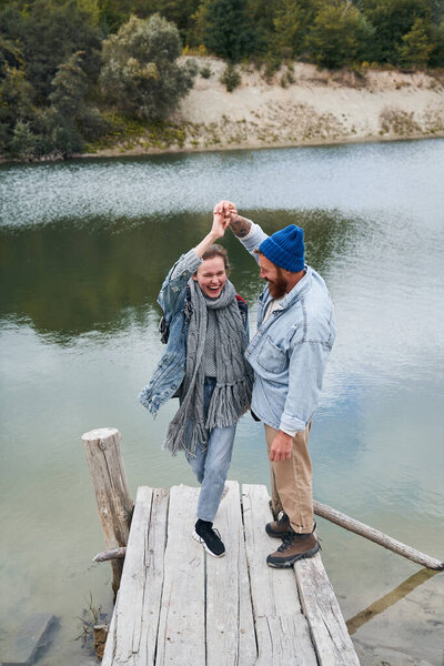 Пара влюблённых громко смеются