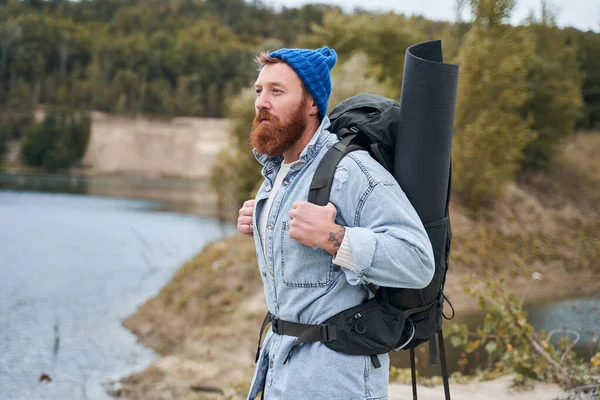 Doğanın tadını çıkaran adam