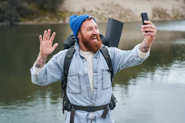 Man som tar en selfie — Stockfoto