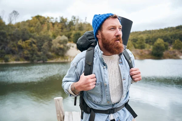 Man går ensam i skogen — Stockfoto