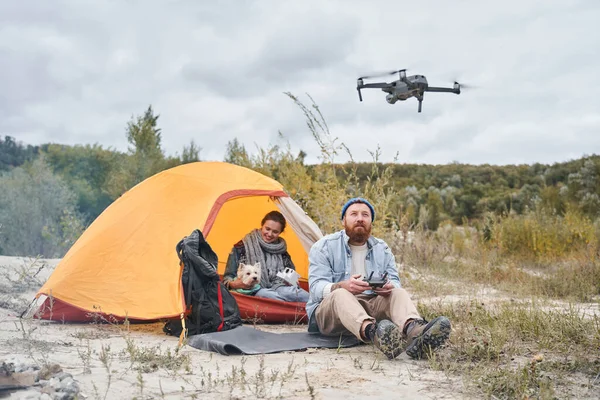 Man launching a drone — Stock Photo, Image