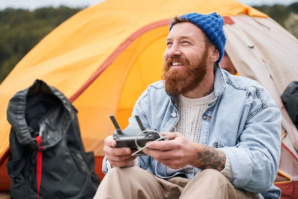 Man launching a drone — Stock Photo, Image