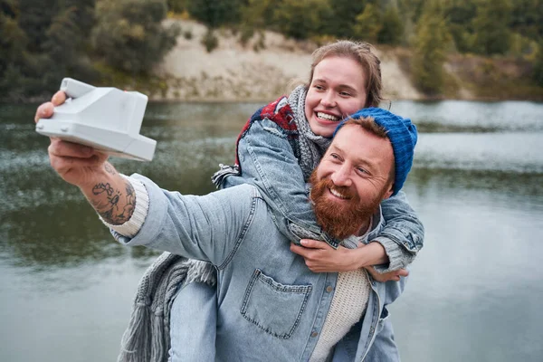 Paar selfie maken — Stockfoto