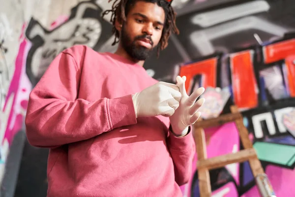 Man doet wegwerphandschoenen aan — Stockfoto