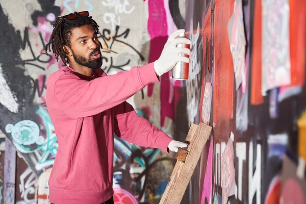 Graffiti schrijver verpulvert spuitbus — Stockfoto
