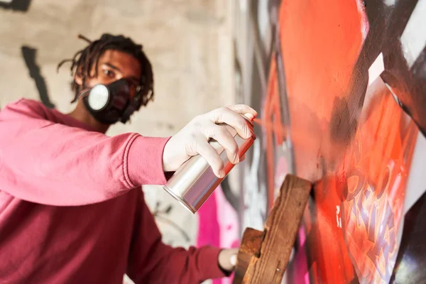 Artista di strada che indossa respiratore — Foto Stock