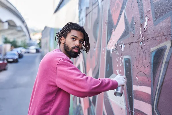 Man die kleurrijke graffiti schildert — Stockfoto